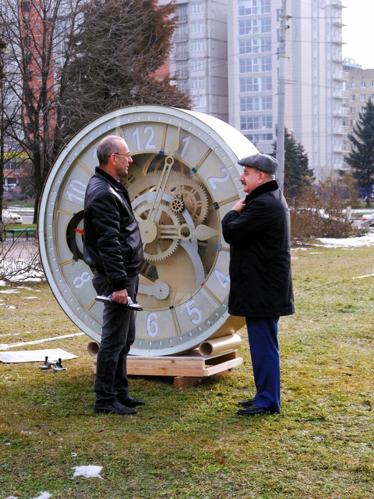 Обсуждение деревянного макета будущих механических часов ДГТУ на этапе выбора масштаба и концепции объекта.
