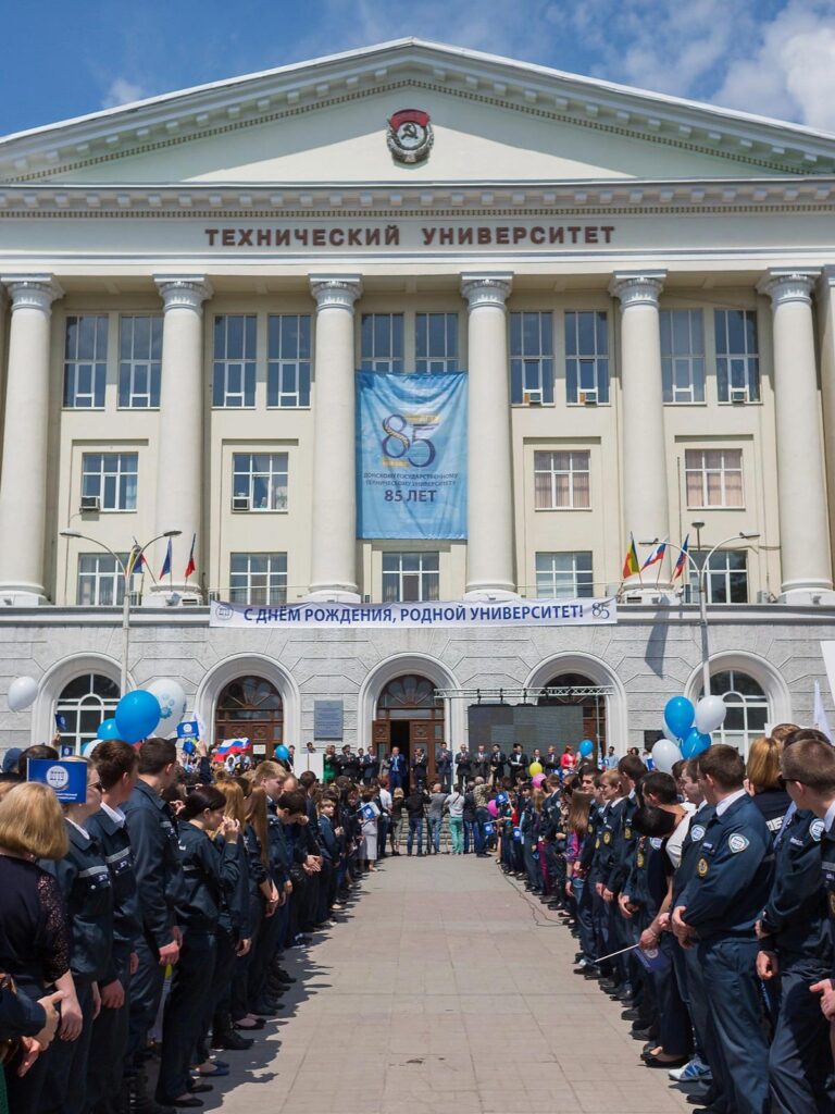 Почетные гости на открытии часов ДГТУ в 2015 году
