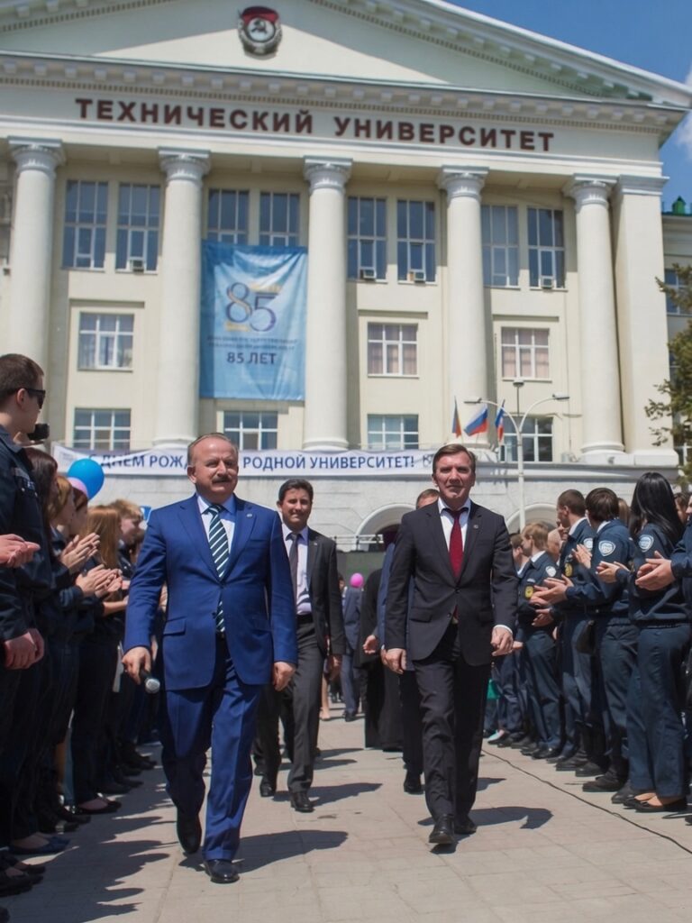 Почетные гости на открытии механических часов ДГТУ в Ростове-на-Дону в 2015 году