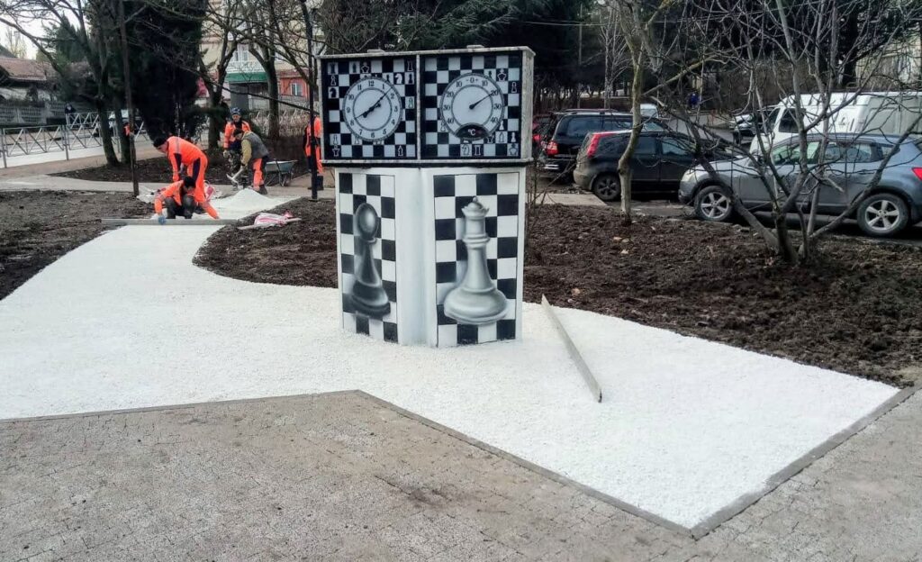 Шахматные часы в Алуште в сквере на улице Красноармейской