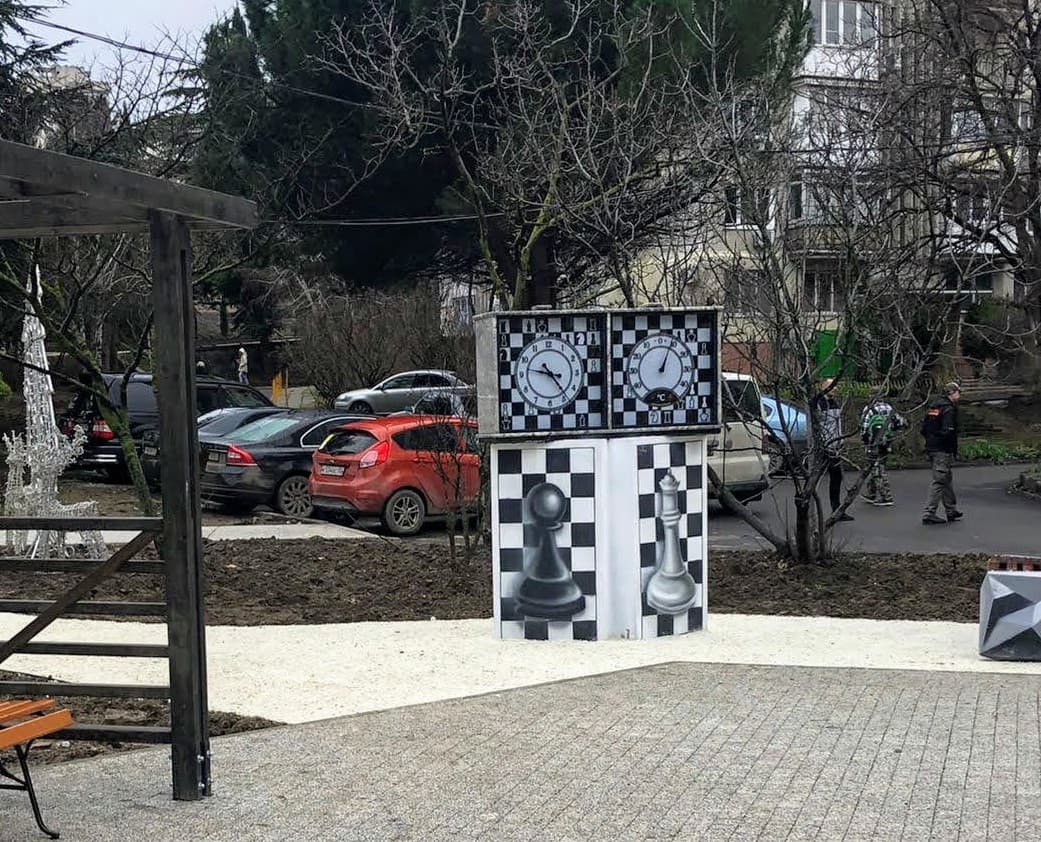 Уличные шахматные часы в благоустроенном сквере Алушты