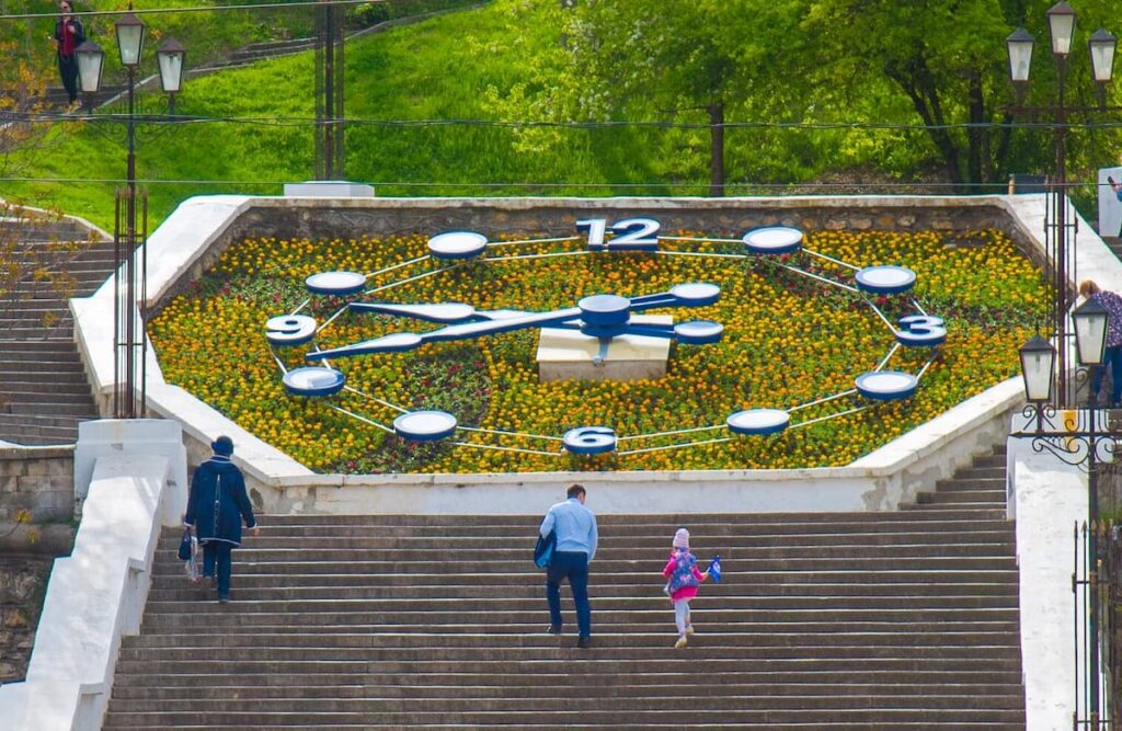 Цветочные часы диаметром 10 метров на Синопской лестнице в Севастополе